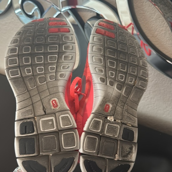 Nike “ FreeRun” running shoes in size 7.5. Beautiful melon color. Worn & clean - Picture 3 of 9